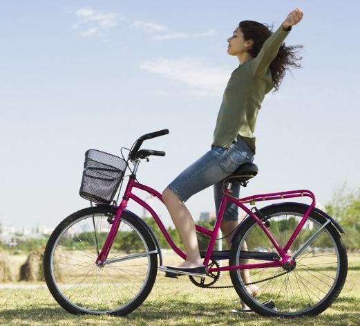 A Riccione ‘Donne in Bici’, la pedalata rosa: inno alla femminilità condivisa