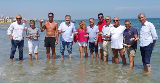 I presidenti in acqua per la foto verità: "Il mare di Riccione è ok" | corriereromagna.it