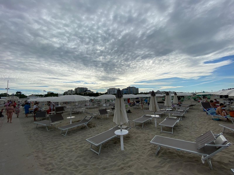 VIDEO. «Qui Riccione, a voi Varese»: una domenica in spiaggia dove hanno sempre voluto varesini e lombardi
