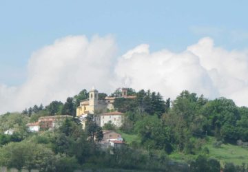 Montescudo Magnifica terrazza sulle prime colline della Valconca, che lambiscono l’antica Repubblica di San Marino e dialogano con il Montefeltro. I Malatesta ne fecero un avamposto importante, data la sua collocazione strategica adatta al controllo del territorio. Una posizione tanto felice da richiamare non solo visitatori ma anche nuovi abitanti. Nelle sue fertili terre scorrono il Conca e il Marano ed è grazie ad essi che sono sviluppati nei secoli gli insediamenti etruschi, celtici e romani che, in epoca augustea, ne fecero una stazione di posta. Montescutulum è citato nel Diploma (962) di Ottone I ai Carpegna, ma con l’affermarsi dei Malatesta divenne fondamentale per il loro sistema di difesa, tenendo conto che i Montefeltro erano alle porte occupando i castelli vicini, tra cui il confinante Sassofeltrio. Poiché l’avamposto era da lungo tempo conteso tra le due famiglie, Sigismondo Pandolfo Malatesta volle edificare nel 1460 una robusta Rocca a scudo della città di Rimini, come afferma la lapide posta sul bastione meridionale. Poderosa anche la cinta muraria in pietra con pareti a scarpa nelle quali è stato fatto un ritrovamento straordinario: un’anfora con 22 medaglie con il Tempio Malatestiano di Rimini così come avrebbe dovuto essere realizzato, e l’effigie di Sigismondo. Sempre quattrocenteschi sono gli affreschi della “Scuola del Ghirlandaio” nella chiesa romanica di Valliano, a qualche chilometro dal centro. Unita al riminese nei secoli a seguire appartenne alla Repubblica di Venezia, allo Stato Pontificio e a Napoleone, come rammenta la lapide all’ingresso del Teatro comunale e i colori della bandiera francese nel proprio stemma. Cuore del centro storico la Piazza del Comune con un pozzo centrale, un giardino sul bastione da cui si gode una vista amplissima verso la costa, una ghiacciaia di forma cilindrica e la sommità della Torre di avvistamento che era unita alla Rocca tramite cunicoli sotterranei. Autentico gioiello immerso nel verde, Albereto, borgo rurale dalla struttura fortificata, di origine romana, coinvolto nelle ripetute battaglie tra Malatesta e Montefeltro anch’esso ricostruito da Sigismondo, Signore di Rimini.