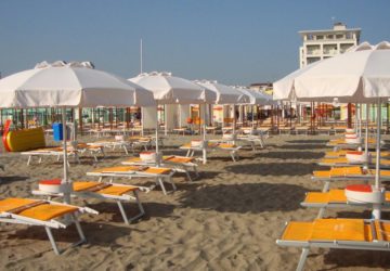 Gli incubi da pandemia si dissolvono nel primo vero weekend al mare con cui la Riviera romagnola sta festeggiando la partenza della stagione dopo l’estate-horror 2020. La stima dell’Osservatorio turistico regionale elaborata da Trademark Italia prevede cifre a cinque zeri per le presenze di questi giorni, 850mila fra turisti ed escursionisti, italiani e stranieri che non vedevano l’ora di tornare ad abbronzarsi sui 110 chilometri di spiagge emiliano-romagnole.