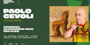 Paolo Cevoli in "Figli di Troia" Il 28 dicembre dalle ore 21 al Palazzo dei Congressi Domenica 28 dicembre, al Palazzo dei Congressi, la Sala Concordia ospiterà alle 21 lo spettacolo Figli di Troia, scritto e interpretato da Paolo Cevoli, per una serata brillante e ricca di divertimento. In questo nuovo monologo, Cevoli racconta in chiave ironica e contemporanea il mitico viaggio di Enea, paragonandolo ad altri viaggi che hanno segnato la storia dell’umanità: da Cristoforo Colombo a suo babbo Luciano emigrato in Australia. Al centro del racconto c'è l’eroe sconfitto che fugge da Troia con le sue divinità, il padre sulle spalle e il figlio per mano – le sue radici e la speranza per il futuro. Con la sua inconfondibile ironia romagnola, Cevoli riscopre i valori e le radici del popolo italiano, suggerendo che, proprio come volle Virgilio, “piuttosto che essere figli di nessuno meglio essere figli di Troia”.