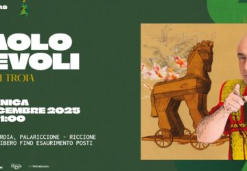 Paolo Cevoli in "Figli di Troia" Il 28 dicembre dalle ore 21 al Palazzo dei Congressi Domenica 28 dicembre, al Palazzo dei Congressi, la Sala Concordia ospiterà alle 21 lo spettacolo Figli di Troia, scritto e interpretato da Paolo Cevoli, per una serata brillante e ricca di divertimento. In questo nuovo monologo, Cevoli racconta in chiave ironica e contemporanea il mitico viaggio di Enea, paragonandolo ad altri viaggi che hanno segnato la storia dell’umanità: da Cristoforo Colombo a suo babbo Luciano emigrato in Australia. Al centro del racconto c'è l’eroe sconfitto che fugge da Troia con le sue divinità, il padre sulle spalle e il figlio per mano – le sue radici e la speranza per il futuro. Con la sua inconfondibile ironia romagnola, Cevoli riscopre i valori e le radici del popolo italiano, suggerendo che, proprio come volle Virgilio, “piuttosto che essere figli di nessuno meglio essere figli di Troia”.